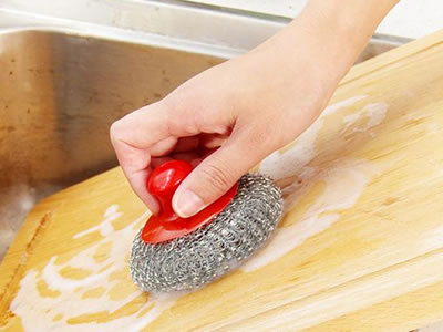 Knitted mesh can be made into cleaning balls to clean kitchenware.